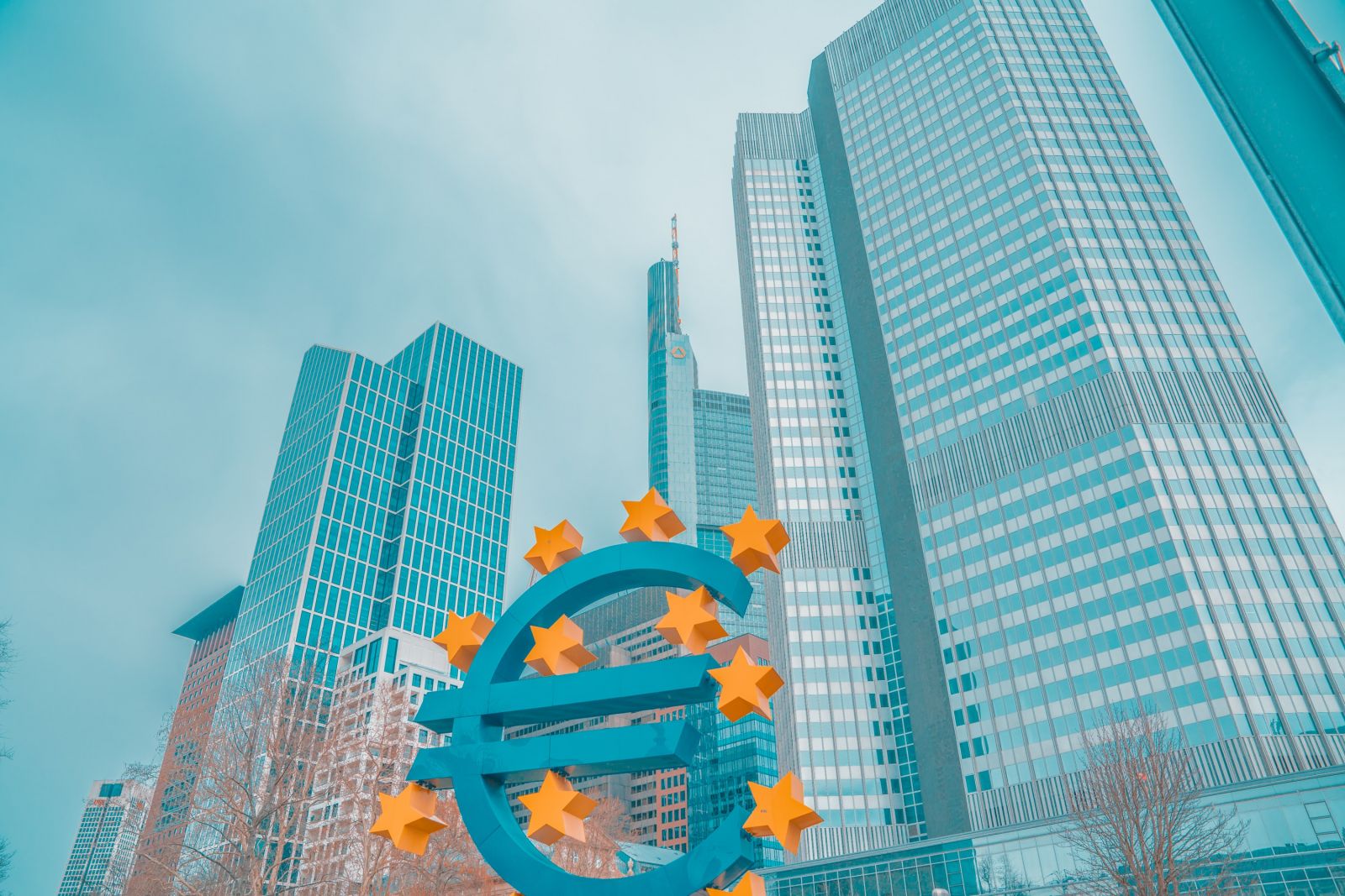 Euro continues its rally following aid package